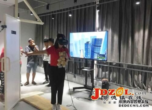 【改革开放江西印记】记者体验虚拟VR项目：高空救猫让“腿软”