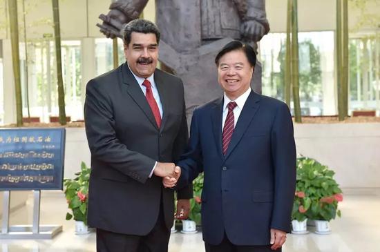 △中国石油集团董事长王宜林与委内瑞拉总统马杜罗就推动和深化中委油气合作举行友好会晤。