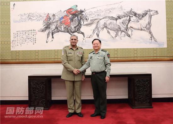 9月18日下午，中央军委副主席张又侠在京会见到访的巴基斯坦陆军参谋长巴杰瓦。李晓伟 摄