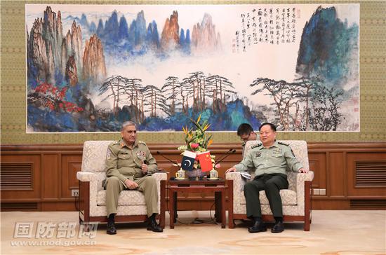 9月18日下午，中央军委副主席张又侠在京会见到访的巴基斯坦陆军参谋长巴杰瓦。李晓伟 摄